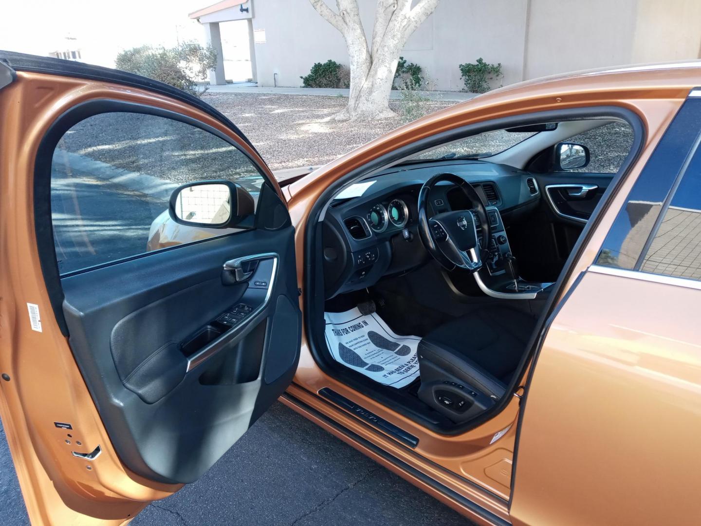 2012 bronze /gray and black Volvo S60 T5 (YV1622FS2C2) with an 2.5L L5 DOHC 20V TURBO engine, 6-Speed Automatic transmission, located at 323 E Dunlap Ave., Phoenix, AZ, 85020, (602) 331-9000, 33.567677, -112.069000 - Photo#7