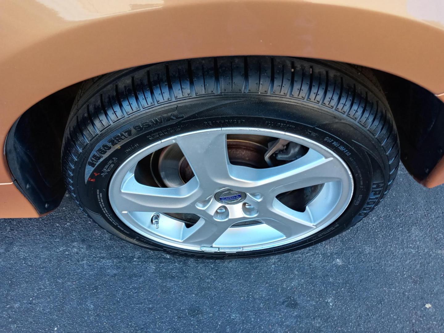 2012 bronze /gray and black Volvo S60 T5 (YV1622FS2C2) with an 2.5L L5 DOHC 20V TURBO engine, 6-Speed Automatic transmission, located at 323 E Dunlap Ave., Phoenix, AZ, 85020, (602) 331-9000, 33.567677, -112.069000 - Photo#17