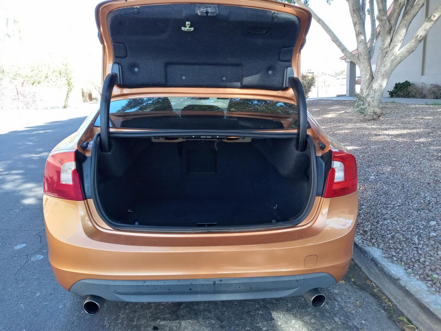 2012 bronze /gray and black Volvo S60 T5 (YV1622FS2C2) with an 2.5L L5 DOHC 20V TURBO engine, 6-Speed Automatic transmission, located at 323 E Dunlap Ave., Phoenix, AZ, 85020, (602) 331-9000, 33.567677, -112.069000 - Photo#15