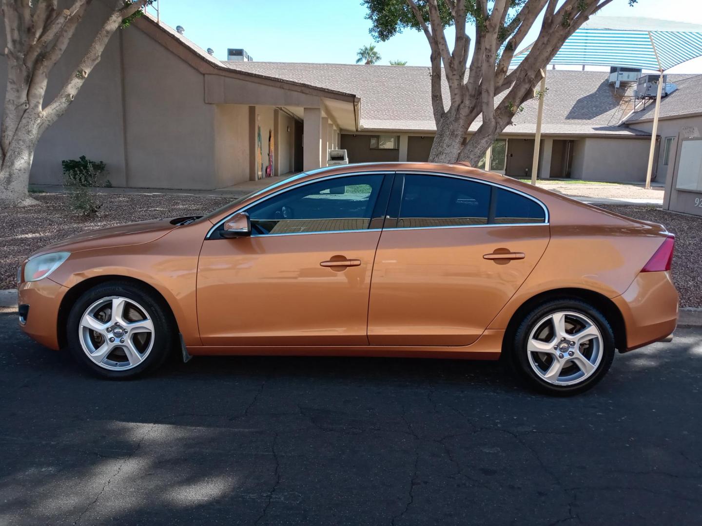 2012 bronze /gray and black Volvo S60 T5 (YV1622FS2C2) with an 2.5L L5 DOHC 20V TURBO engine, 6-Speed Automatic transmission, located at 323 E Dunlap Ave., Phoenix, AZ, 85020, (602) 331-9000, 33.567677, -112.069000 - Photo#5