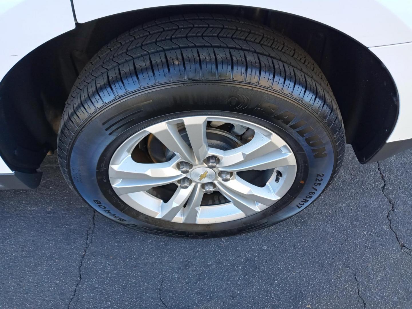 2013 WHITE /gray and black Chevrolet Equinox 1LT AWD (2GNFLEEK0D6) with an 2.4L L4 DOHC 16V engine, 6-Speed Automatic transmission, located at 323 E Dunlap Ave., Phoenix, AZ, 85020, (602) 331-9000, 33.567677, -112.069000 - Photo#17