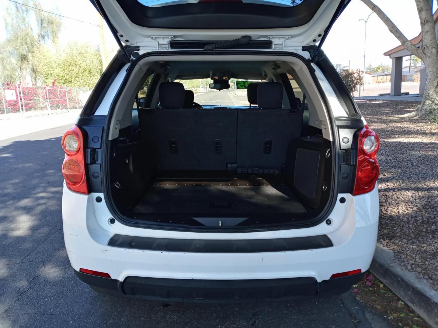 2013 WHITE /gray and black Chevrolet Equinox 1LT AWD (2GNFLEEK0D6) with an 2.4L L4 DOHC 16V engine, 6-Speed Automatic transmission, located at 323 E Dunlap Ave., Phoenix, AZ, 85020, (602) 331-9000, 33.567677, -112.069000 - Photo#15